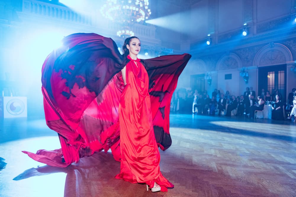 Barbora Siváková v autorsky malovaném plášti Lenky Husárikové na Žofínském Gala plese 2023